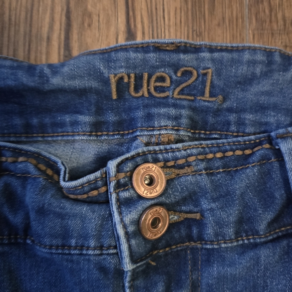 Rue21 Cutoff Capri Jeans - Picture 4 of 7